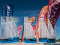 A. Le Coq 60. Muhu Väina regati kõik 21 parimat meeskonda said endale klaasikunstnik Agnes Tormi valmistatud kaunid klaasist trofeed. Foto: Pavel Nesvadba