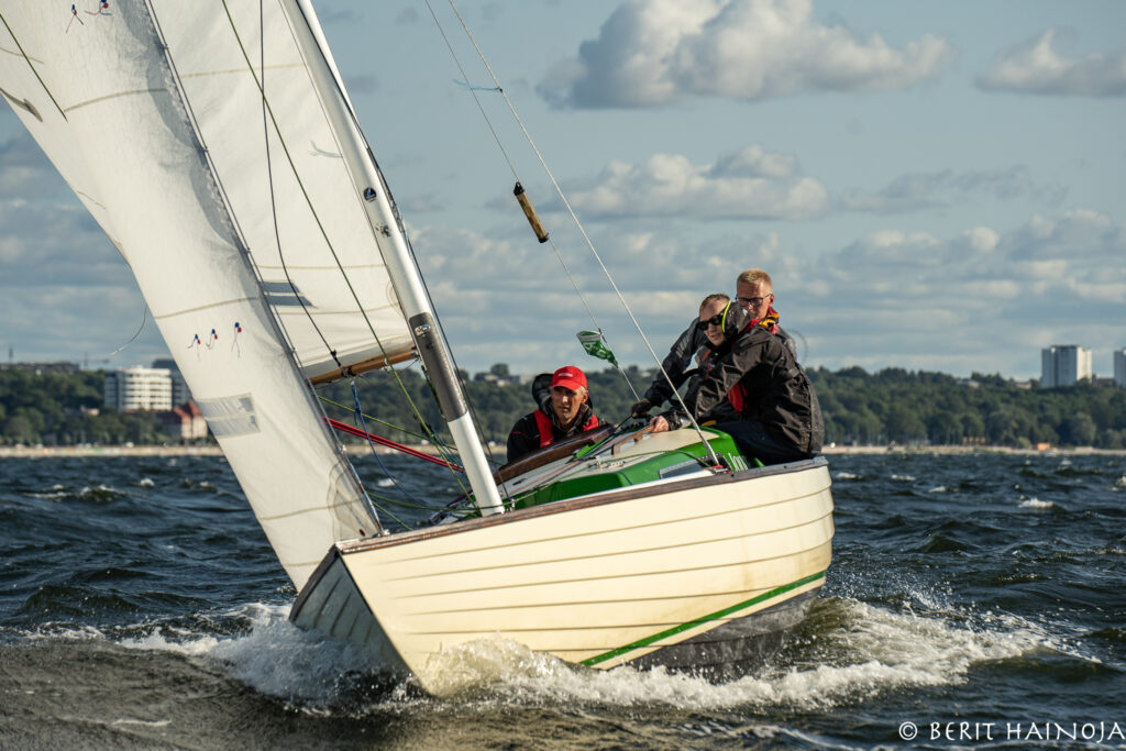 Amserv-Kalevi Jahtklubi kolmapäevaregatt 2021 võitjad - Jonna - Folkboot klass FOTO: Berit Hainoja