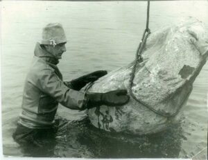 Viimase raudkivi paigaldas Pirita lainemurdjasse NSVL meister ja aumeistersportlane jääpurjetamises Väino Jürjo juulis 1979. Foto: Sulev Roosma erakogu